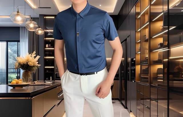 Fd 芬迪2026春夏新款男士原单休闲短袖衬衫 官网同步发售 简洁时尚百搭 高端品质无缝切割包边 印胶老佛爷Logo图案设计 定制进口锦氨天丝棉面料 弹力大 不 Fd 芬迪2026春夏新款男士原单休闲短袖衬衫 官网同步发售 简洁时尚百搭 高端品质无缝切割包边 印胶老佛爷Logo图案设计 定制进口锦氨天丝棉面料 弹力大 不