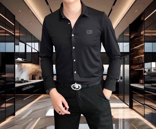 V*Lentino 华伦天奴新款男士原单休闲长袖衬衫 官网同步发售 简洁时尚百搭 高端品质无缝切割包边 胸前Logo图案设计 定制进口锦氨天丝棉面料 弹力大 不