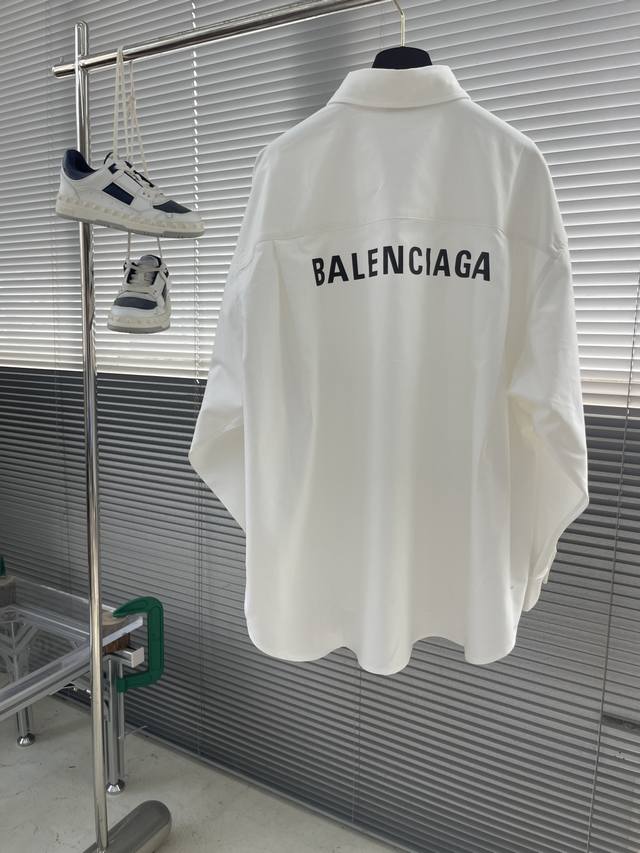 -Balenciag 印花衬衫外套 定制经典双面厚款长绒棉巴黎衬衫料 做到双面不同纹理和原版一致 质感肉眼可见 上身立体有型 贴身舒适柔软 前幅饰以同质化Cle