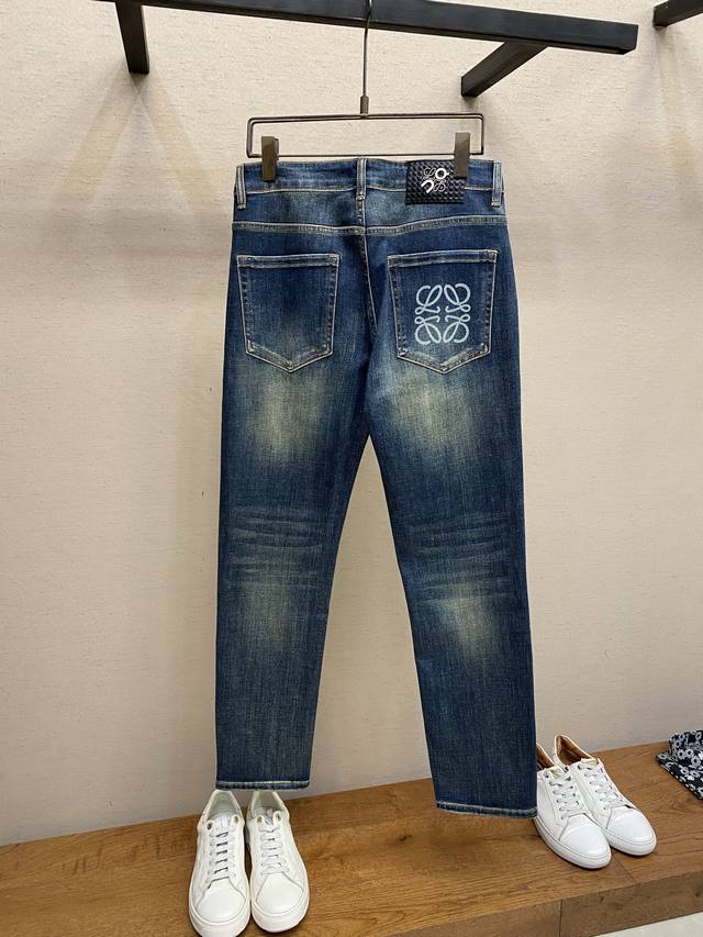 Loewe好穿不挑身材在搭配上没有太多的限制 随意简洁的衬托其他单品，来展现自己的风格姿态～ 对于它的实穿性不得不竖起一个大拇指了，版型／细节设计没得挑，谁穿谁