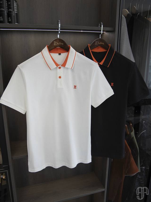 Hermes 爱马仕 26夏季新品时尚男士商务休闲短袖polo衫，为品牌经典款型。采用利落修身剪裁，经典翻领搭配暗扣门襟，线条流畅挺括。左胸点缀同色系品牌暗标，