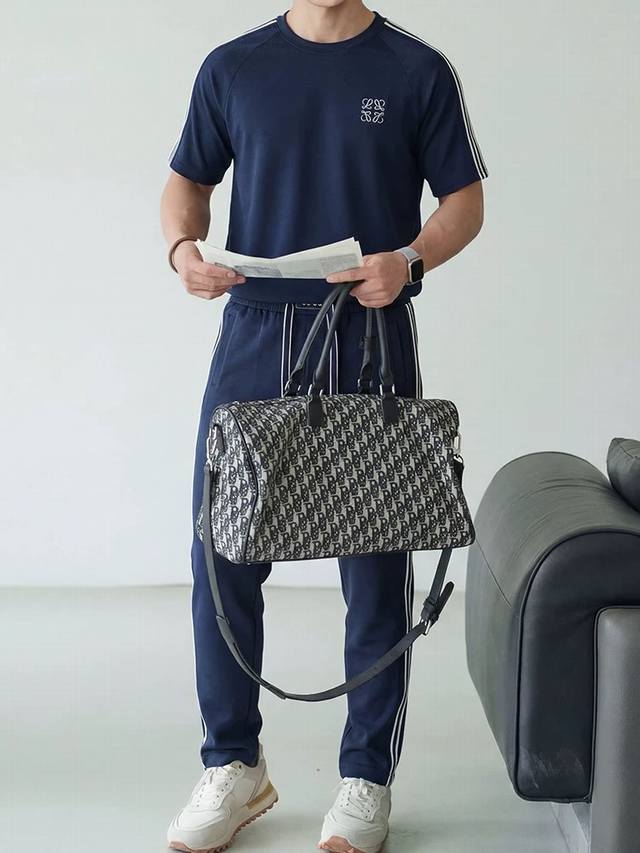 Loewe 罗意威 2026Ss春夏新品 休闲时尚精品套装，明星最爱时尚简约大方，干净利落剪裁 ，都市风十足 采用精品定制面料，手感软糯干爽，上身效果挺括有型。