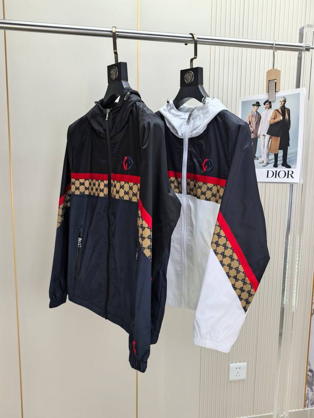 Gucci 古奇 早春新品发售夹克外套，休闲日常穿搭！上身修饰身形、将时装美学和新都市商务休闲概念完美融合，通体将意式的极简、干练和户外功能性风格极致诠释，亦庄