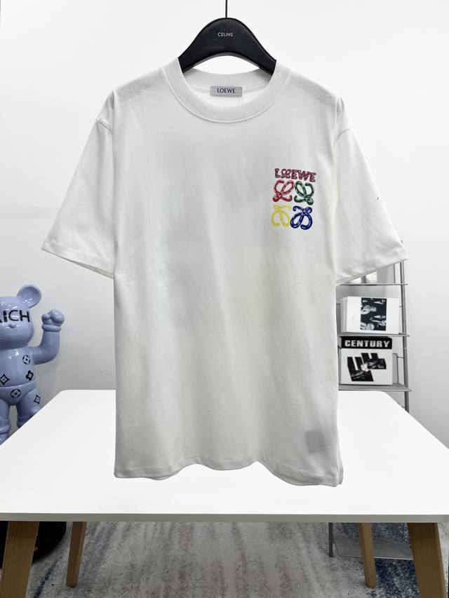 Loewe 三标齐全。 2026夏季新款最新品短袖T恤，专柜同步有售，原单狠货，时尚进口原版科技面料，上身舒适透气，原版定制五金辅料，上身帅气有型，三标齐全，推