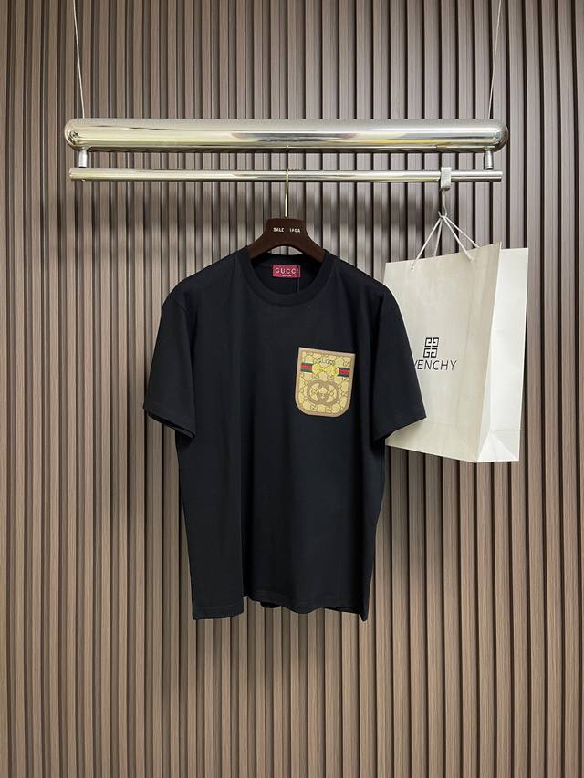 Gucci 2026Ss新款短袖T恤，简约百搭款。客供进口纯棉面料，胸前口袋撞色Logo，实物拍摄，一目了然面料棉 不仅挺括，保持潮流的廓形，又穿着舒适，更细腻