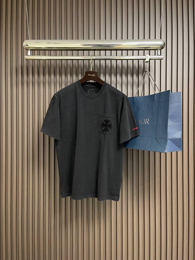 Chrome Hearts Ch 克罗心十字花刺绣口袋短袖T恤 定制云绒平纹磨毛针织料 爽滑细腻 舒适贴肤 前幅十字花图腾精准点缀于胸前贴袋 掌控视觉焦点 卷轴