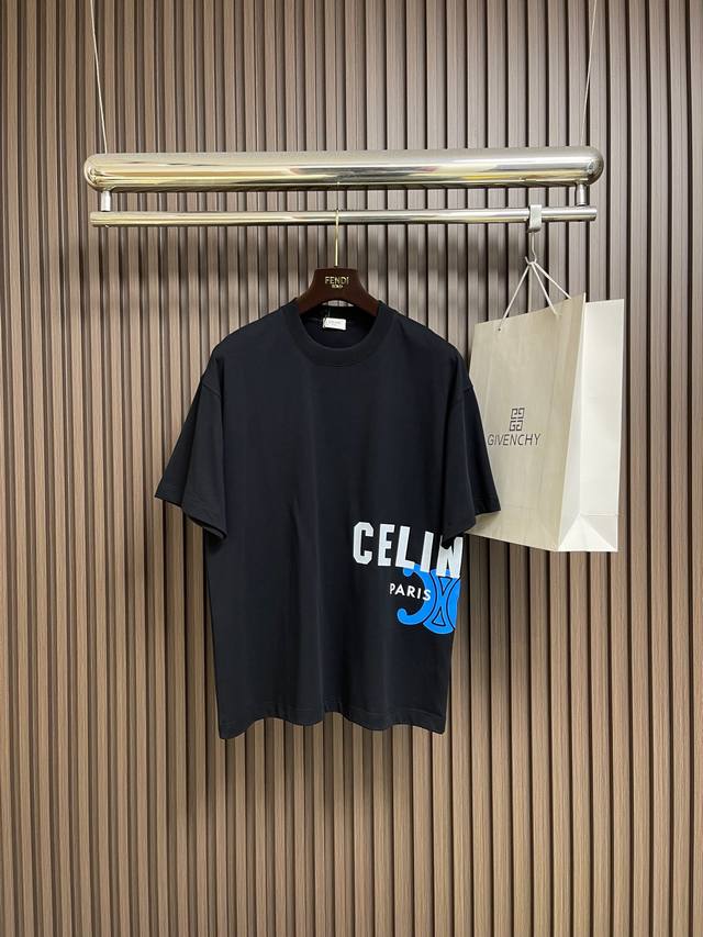 Celine 彩色凯旋印花圆领短袖T恤，采用50S双股丝光棉，克重165G；搭配32S 1X1拉架螺纹，300G。纱线越细，支数越高，制成的面料通常越柔软、光滑