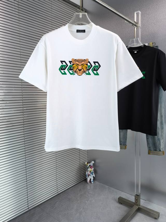 26Ss新款 Gucci 夏季新款圆领短袖T恤！重磅高端纯棉面料，手感质感都极完美！修身裁剪设计干净利落！时尚又好看！走线做工非常精致！版型效果超赞！而且透气性