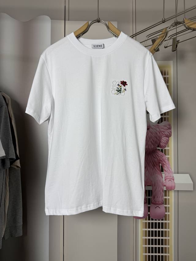 Loewe*罗意威 刺绣花卉短袖T恤Loewe这款小花刺绣短袖，采用280G100%纯棉，柔软亲肤又透气，夏天穿超舒服胸前Anagram Logo+小花刺绣，细
