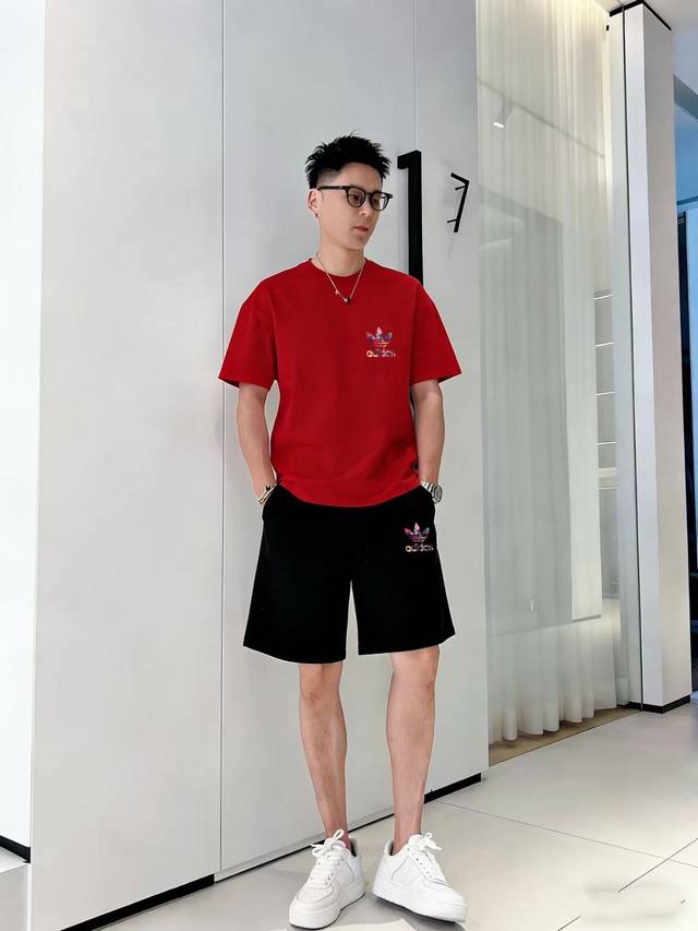 品牌: 阿迪达斯 2026新款男士短袖短裤套装！官网同步销售！市面高端版本！手感细腻柔软！让你穿着更加舒适！立体裁剪版型超赞！尺码:M-5Xl 下单请报身高体重