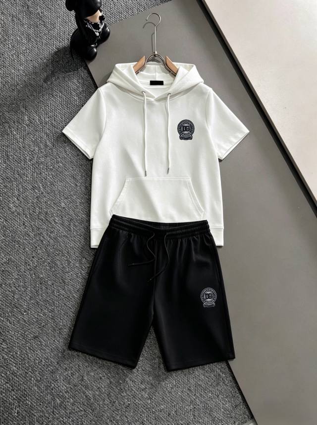 品牌: D&G 2026新款男士带帽短袖短裤套装!官网同步销售!市面高端版本!手感细腻柔软!让你穿着更加舒适!立体裁剪版型超赞!尺码:M-4Xl 下单请报身高体 品牌: D&G 2026新款男士带帽短袖短裤套装!官网同步销售!市面高端版本!手感细腻柔软!让你穿着更加舒适!立体裁剪版型超赞!尺码:M-4Xl 下单请报身高体