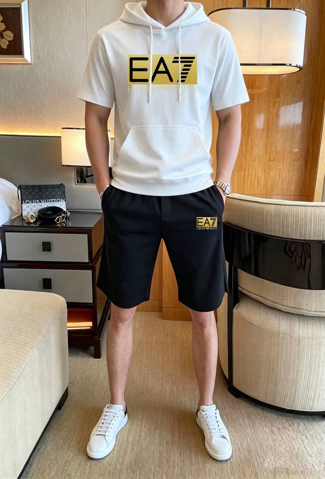 品牌: 阿玛尼 2026新款男士带帽短袖短裤套装！官网同步销售！市面高端版本！手感细腻柔软！让你穿着更加舒适！立体裁剪版型超赞！尺码:M-4Xl 下单请报身高体