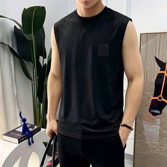 品牌：纪梵希 2026夏季新品背心T袖 经典简约款式 任何人都可以轻松驾驶 进口定制丝光棉面料 手软舒适有型 吸汗透气 ，胸前经典品牌字母Logo设计 奢华时尚