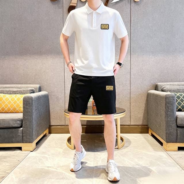 品牌： 华伦天奴 2026官网同款.世界知名奢侈品牌.夏季男士高品质货翻领套装 采用进口原单面料 ，当季时尚潮流款，百搭爆款。简洁大方，精密的车工，让您走在时尚