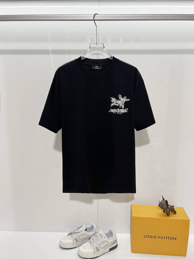 Arc Teryx 始祖鸟 2026新款 烟雾环绕高密度刺绣Logo 男女同款 短袖T恤 定制320克重100％双纱纯棉面料 定染32支双股螺纹 领标吊牌主唛三