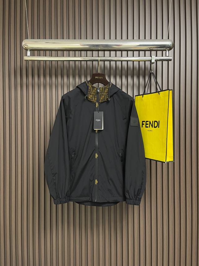 Fendi 双F标识尼龙防风连帽外套,选用高端的超细尼龙材质,面料经过特殊处理之后兼具防水性和耐磨性,色彩鲜艳,耐久性强。兜帽和下摆均采用圆牛筋抽绳和定制金属调 Fendi 双F标识尼龙防风连帽外套,选用高端的超细尼龙材质,面料经过特殊处理之后兼具防水性和耐磨性,色彩鲜艳,耐久性强。兜帽和下摆均采用圆牛筋抽绳和定制金属调