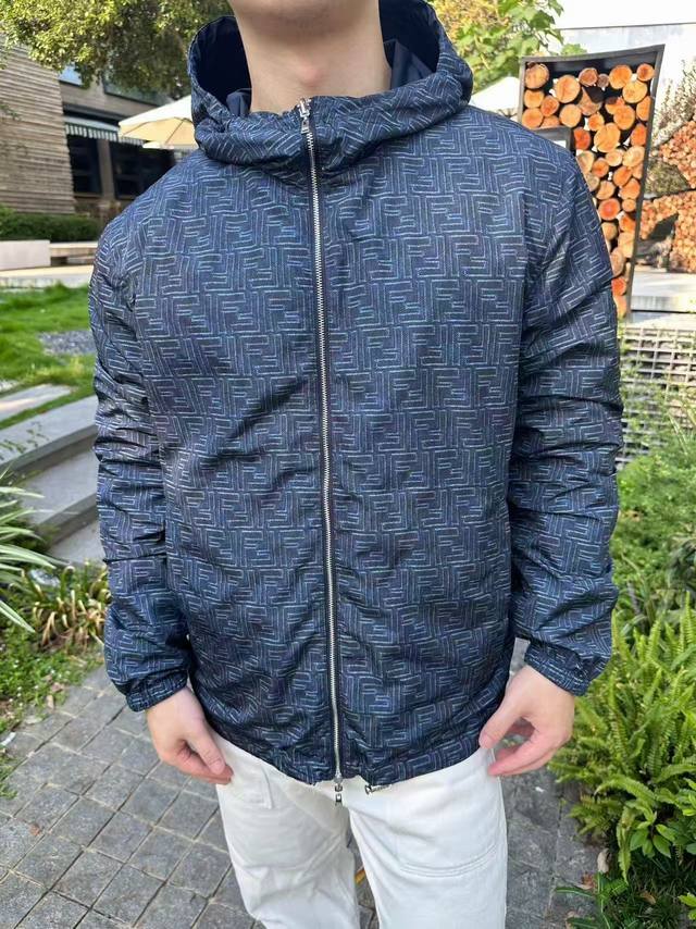 Fendi蓝色Ff尼龙双面穿夹克 面料选择: 选用百分百涤纶纤维制成的尼龙面料。涤纶纤维本身的断裂强度和耐磨性非常高,再通过紧密的编织法使面料极其耐用结实。同时 Fendi蓝色Ff尼龙双面穿夹克 面料选择: 选用百分百涤纶纤维制成的尼龙面料。涤纶纤维本身的断裂强度和耐磨性非常高,再通过紧密的编织法使面料极其耐用结实。同时