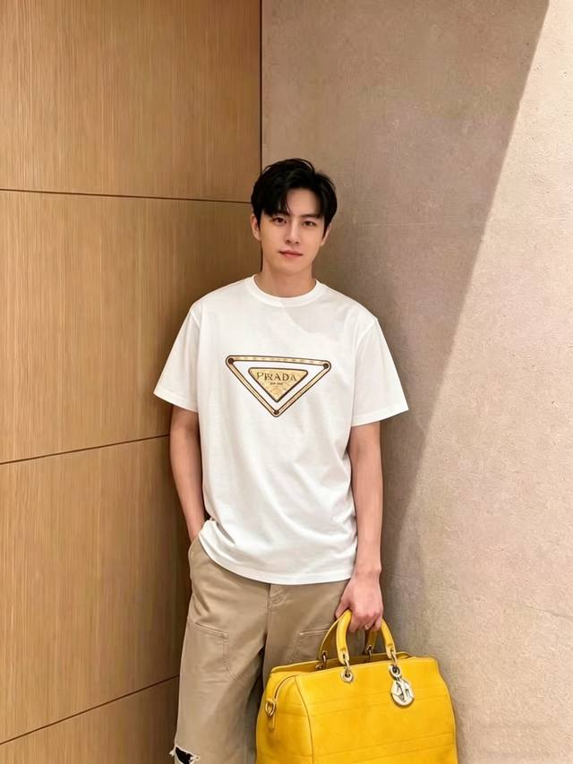 prada 普拉达 2026年春夏新品上新 三标齐全 丝光棉圆领短袖T恤 好货不用过多介绍 看细节 专柜码数:M-Xxxl 175 140建议L, prada 普拉达 2026年春夏新品上新 三标齐全 丝光棉圆领短袖T恤 好货不用过多介绍 看细节 专柜码数:M-Xxxl 175 140建议L,