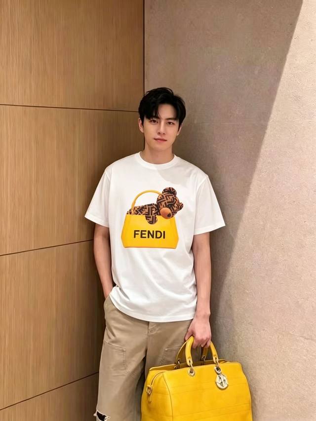 Fendi 芬迪 2026春夏新款小熊印花短袖T恤,男女同款定制专属纯棉面料,定制原版工艺螺纹,胸前趣味小熊元素印花设计!简约大方,从容百搭,档次极高,完美融入 Fendi 芬迪 2026春夏新款小熊印花短袖T恤,男女同款定制专属纯棉面料,定制原版工艺螺纹,胸前趣味小熊元素印花设计!简约大方,从容百搭,档次极高,完美融入