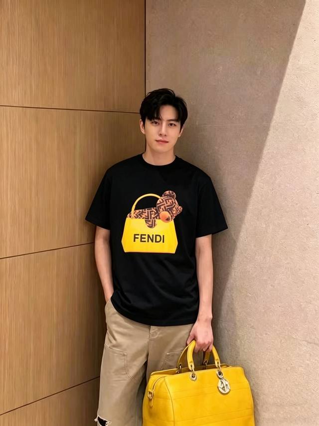 Fendi 芬迪 2026春夏新款小熊印花短袖T恤,男女同款定制专属纯棉面料,定制原版工艺螺纹,胸前趣味小熊元素印花设计!简约大方,从容百搭,档次极高,完美融入 Fendi 芬迪 2026春夏新款小熊印花短袖T恤,男女同款定制专属纯棉面料,定制原版工艺螺纹,胸前趣味小熊元素印花设计!简约大方,从容百搭,档次极高,完美融入
