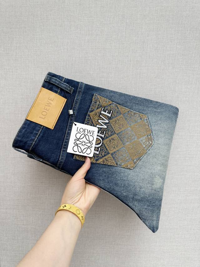 Loewe 专柜新品，原版牛仔裤 原版重工打造，品牌经典Logo设计，三标齐全！原版五金辅料。专柜定制牛仔面料，完全对版专柜，欢迎专柜试穿后再购买，好货不怕比。