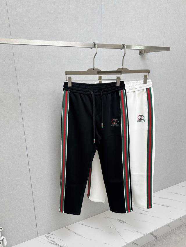 Gucci 火爆休闲裤，柔软舒适有质感，原版五金配件，非常炫酷细节处理精致，上身效果超级无敌赞，潮流百搭。尚选面料匠心而制 彰显卓越臻品风范 必备款式！绝对值得