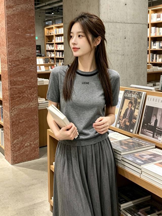 Loewe罗意威女款圆领短袖独家专供新款原单女士休闲针织圆领短袖 高端定制 高端版本 时尚百搭爆款进口面料 手感超柔软细腻 穿着亲肤舒适 高端精品 代工厂pp精