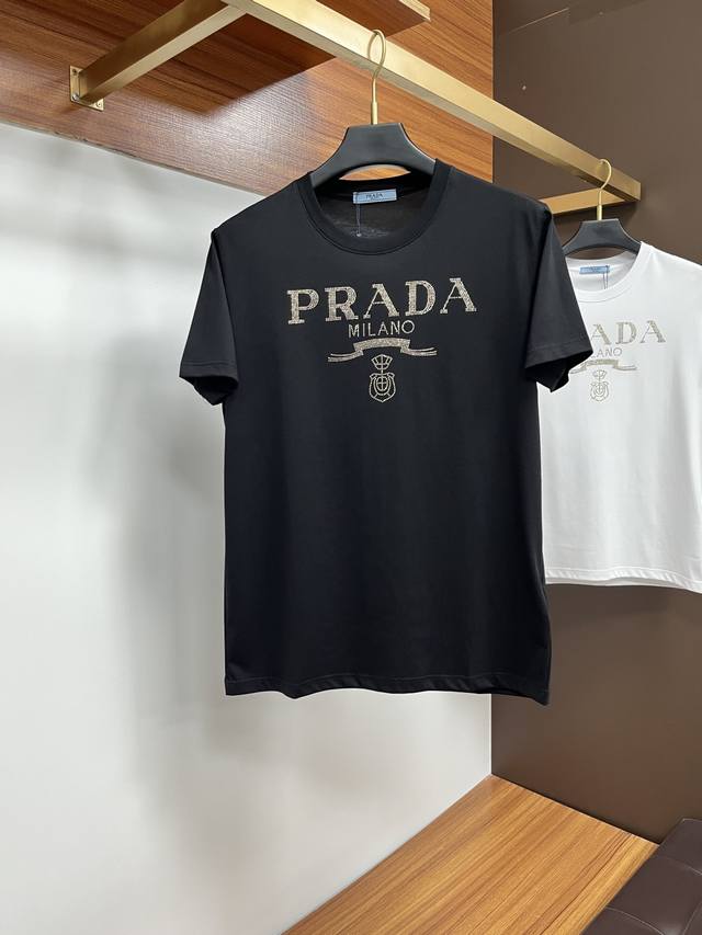 普拉达 25Ss春夏新品水晶钻圆领短袖T恤,正面缀饰有进口澳钻品牌标识设计,打造男士基本款单品,为男士衣橱注入新意。采用80支双股丝光棉面料制成,面料质感高端、 普拉达 25Ss春夏新品水晶钻圆领短袖T恤,正面缀饰有进口澳钻品牌标识设计,打造男士基本款单品,为男士衣橱注入新意。采用80支双股丝光棉面料制成,面料质感高端、