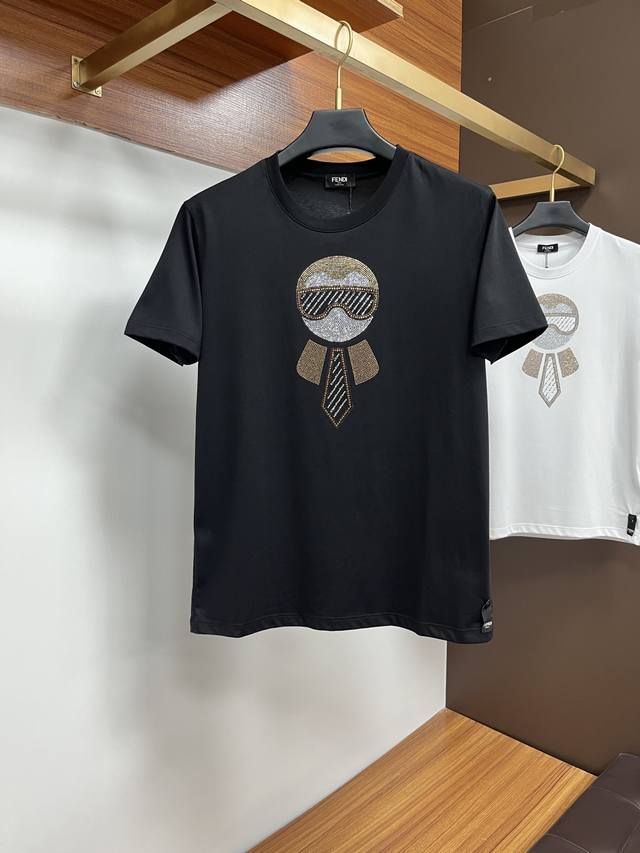 芬迪 25Ss春夏新品水晶钻圆领短袖T恤,正面缀饰有进口澳钻品牌标识设计,打造男士基本款单品,为男士衣橱注入新意。采用80支双股丝光棉面料制成,面料质感高端、柔 芬迪 25Ss春夏新品水晶钻圆领短袖T恤,正面缀饰有进口澳钻品牌标识设计,打造男士基本款单品,为男士衣橱注入新意。采用80支双股丝光棉面料制成,面料质感高端、柔