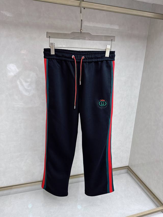 古奇 2026春夏新款休闲裤！官网同步发售。品牌经典Logo休闲裤 ，定制面料，舒适度极好，手触感强烈。辨识度极高，完美品相工艺。 尺码：M-3Xl