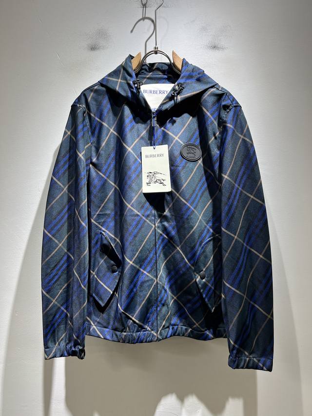 Burbery 巴宝莉 2025秋冬新品夹克外套重磅来袭，最近比较火热聚酯纤维面料制作而成，高端户外运动休闲系列，非常火热运动风潮！Bur最新研发的特殊材质，记