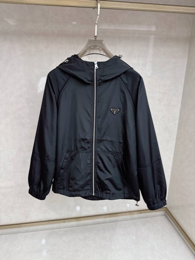 普拉达 2026春秋新款夹克外套,秀场新品品相非常完美,记忆面料舒适保暖,三标齐全,色泽饱满诱人,非常出彩的设计,轻松将时髦感进阶,做工极为考究严谨,走线工整细 普拉达 2026春秋新款夹克外套,秀场新品品相非常完美,记忆面料舒适保暖,三标齐全,色泽饱满诱人,非常出彩的设计,轻松将时髦感进阶,做工极为考究严谨,走线工整细