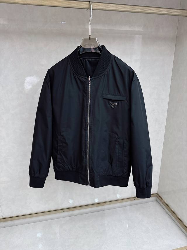 普拉达 2026春秋新款夹克外套,秀场新品品相非常完美,双面穿记忆面料舒适保暖,三标齐全,色泽饱满诱人,非常出彩的设计,轻松将时髦感进阶,做工极为考究严谨,走线 普拉达 2026春秋新款夹克外套,秀场新品品相非常完美,双面穿记忆面料舒适保暖,三标齐全,色泽饱满诱人,非常出彩的设计,轻松将时髦感进阶,做工极为考究严谨,走线