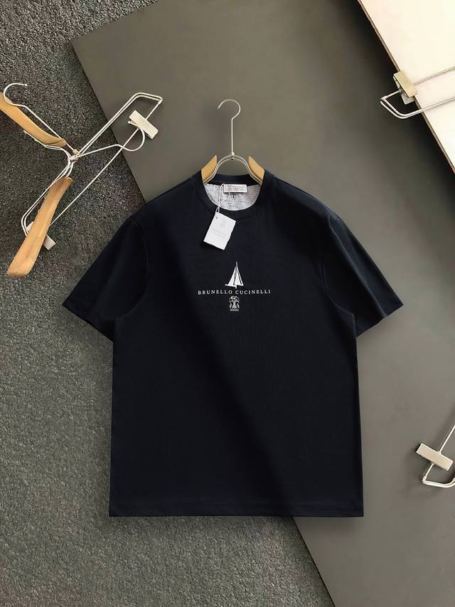 Bc*合身版型 26春夏新款上线！经典字母印花，上身舒适透气，整体又有很好的挺括感，日常基础穿着。不管单穿还是内搭，简简单单就很出彩！ 码数：M-3Xl
