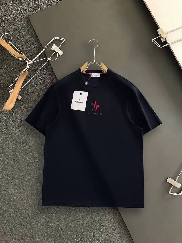 Mon*合身版型 26春夏新款上线！胸前经典刺绣Logo，上身舒适透气，整体又有很好的挺括感，日常基础穿着。不管单穿还是内搭，简简单单就很出彩！ 码数：M-3X