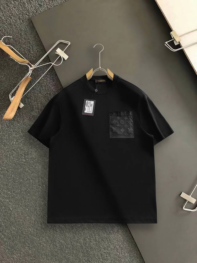 L牌*合身版型 26春夏新款上线！胸前口袋款经典印花Logo，上身舒适透气，整体又有很好的挺括感，日常基础穿着。不管单穿还是内搭，简简单单就很出彩！ 码数：M-