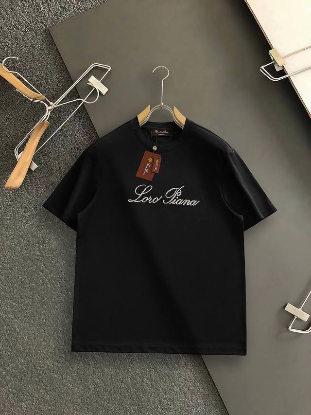 Lp*合身版型 26春夏新款上线！胸前经典刺绣字母Logo，上身舒适透气，整体又有很好的挺括感，日常基础穿着。不管单穿还是内搭，简简单单就很出彩！ 码数：M-3