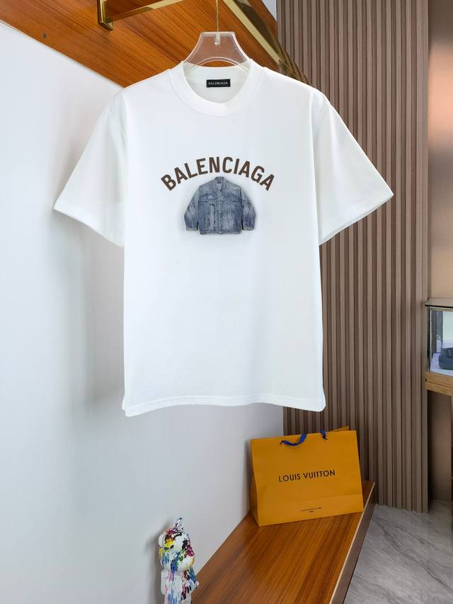 26Ssbalenciaga 今年夏季新款圆领短袖T恤！重磅高端纯棉面料，手感质感都极完美！修身裁剪设计干净利落！时尚又好看！走线做工非常精致！版型效果超赞！而