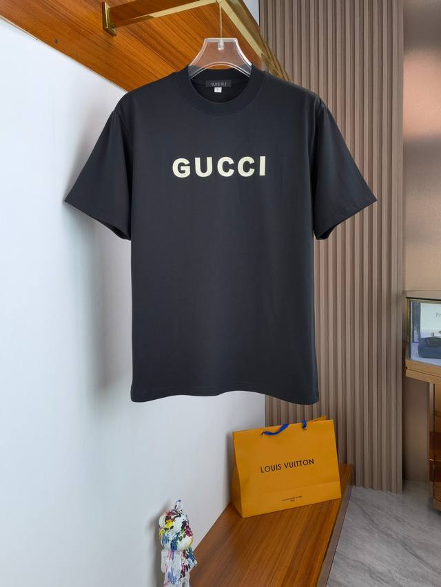 26Ssgucci夏季新款圆领短袖T恤！重磅高端纯棉面料，手感质感都极完美！修身裁剪设计干净利落！时尚又好看！走线做工非常精致！版型效果超赞！而且透气性能超强！
