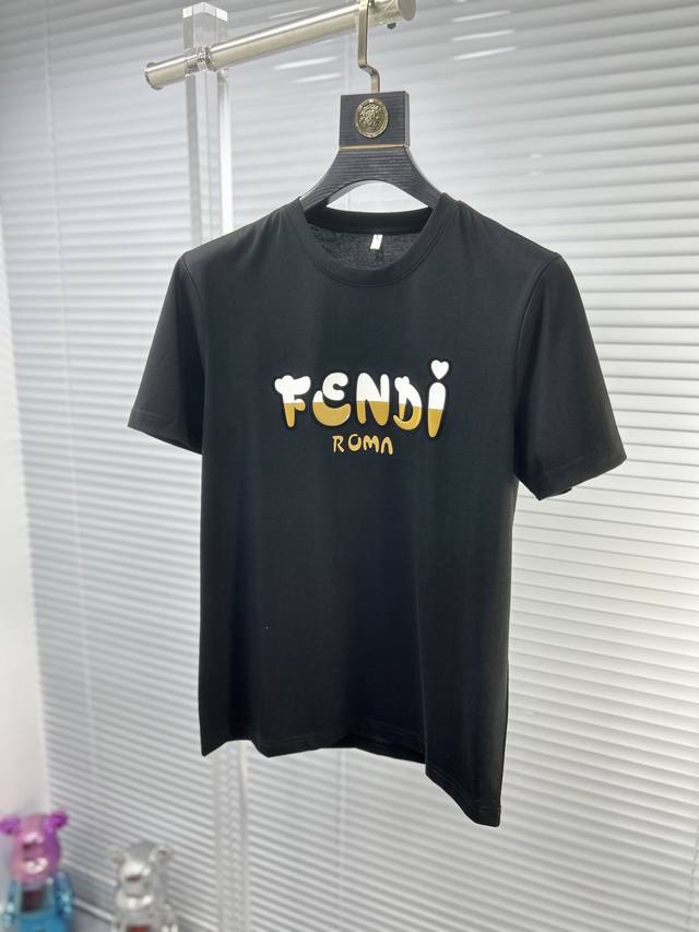 能穿到240斤 Fend*芬迪 Ss26春夏新款丝光短袖T恤,顶级图案Logo,帅气时尚,简约百搭款。面料棉 不仅挺括,保持潮流的廓形,又穿着舒适,纱织更细腻 能穿到240斤 Fend*芬迪 Ss26春夏新款丝光短袖T恤,顶级图案Logo,帅气时尚,简约百搭款。面料棉 不仅挺括,保持潮流的廓形,又穿着舒适,纱织更细腻