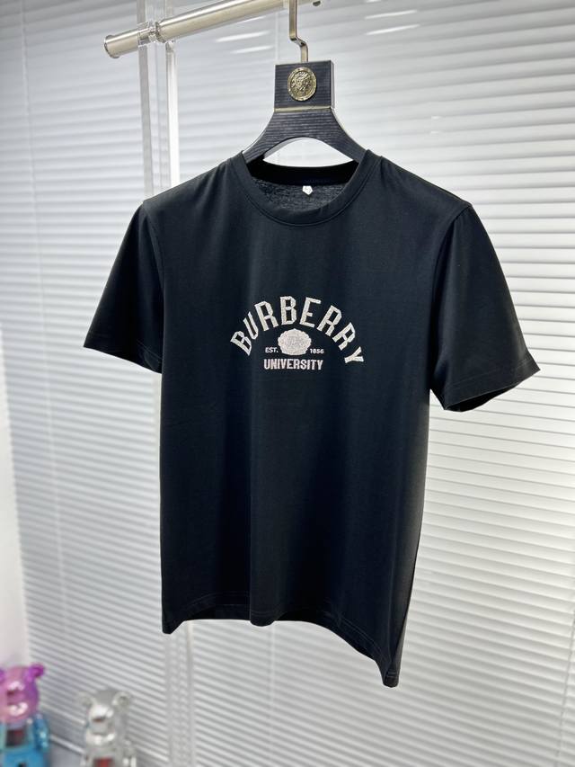 能穿到240斤 Bbr*巴宝莉 Ss26春夏新款丝光短袖T恤，顶级图案Logo，帅气时尚，简约百搭款。面料棉 不仅挺括，保持潮流的廓形，又穿着舒适，纱织更细腻