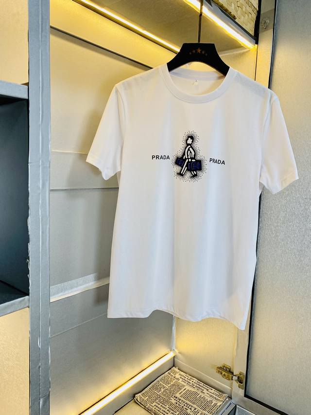 穿240斤 胖子福音 情侣款 码数:M-6Xl 普拉达prada 原单品质 2026最新款 男装短袖T恤 衣服 精选专柜订制顶级丝光棉进口面料 所有细节做工完美 穿240斤 胖子福音 情侣款 码数:M-6Xl 普拉达prada 原单品质 2026最新款 男装短袖T恤 衣服 精选专柜订制顶级丝光棉进口面料 所有细节做工完美