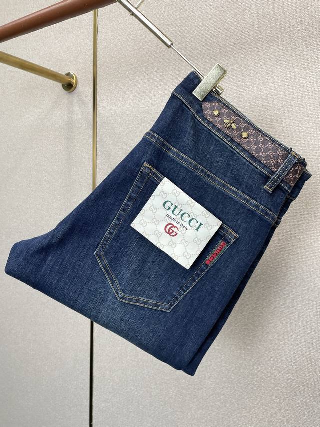 Gucci古驰独家专供新款休闲牛仔裤高端版本 专柜定制面料 透气舒适度高，细节无可挑剔，品牌元素设计理念，体现高品质。手感细腻柔软！呈现休闲裁剪，上身版型超赞！
