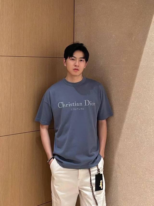 Dior 模糊经典印花标识短袖 面料：采用26支双纱精梳棉。 面料：螺纹采用1*1配套双纱。 工艺：洗水磨破，1：1原版开发纸样定位磨破。 工艺：网版印花，1：