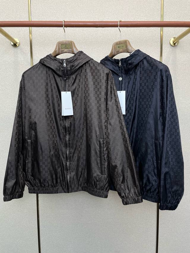 Gucci古驰砸锅卖铁都要上的新款新款原单男士休闲连帽夹克 高端定制 高版本 时尚百搭爆款原版进口面料 领口衣摆 手感超柔软细腻 穿着亲肤舒适 高端精品 代工厂