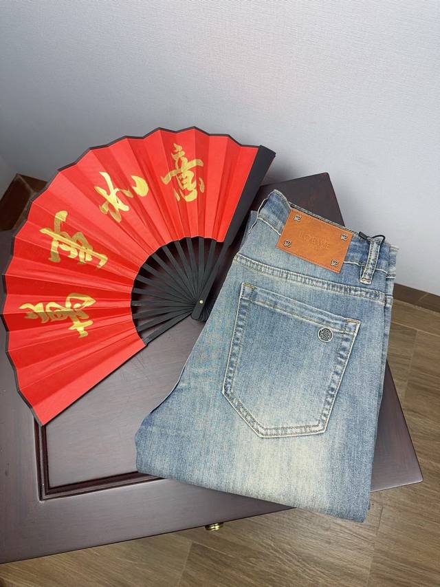 罗意威26Ss春夏薄款新品男士牛仔裤，男士小脚裤修身百搭款。弹力面料修身剪裁贴合腿形却不紧绷，久坐、活动都无束缚感。 后袋独特的缝线纹路搭配皮质腰牌，在细节处彰