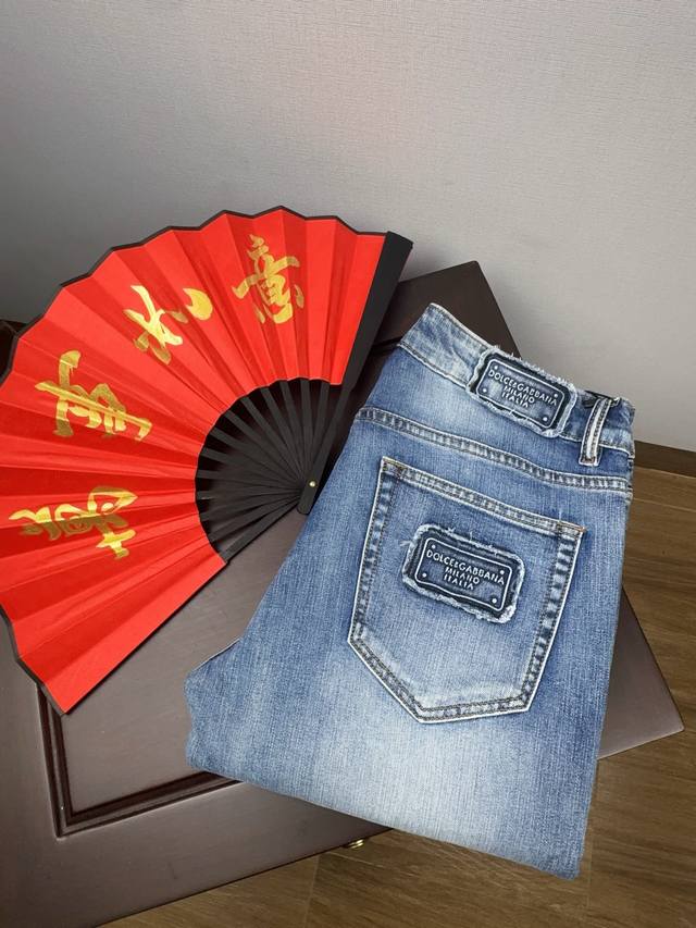 D&G26Ss春夏薄款新品男士牛仔裤,男士小脚裤修身百搭款。弹力面料修身剪裁贴合腿形却不紧绷,久坐、活动都无束缚感。 后袋独特的缝线纹路搭配皮质腰牌,在细节处彰 D&G26Ss春夏薄款新品男士牛仔裤,男士小脚裤修身百搭款。弹力面料修身剪裁贴合腿形却不紧绷,久坐、活动都无束缚感。 后袋独特的缝线纹路搭配皮质腰牌,在细节处彰