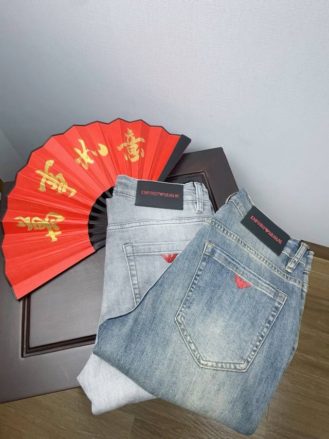 阿玛尼 Armani26Ss春夏薄款新品男士牛仔裤，男士小脚裤修身百搭款。弹力面料修身剪裁贴合腿形却不紧绷，久坐、活动都无束缚感。 后袋独特的缝线纹路搭配皮质腰