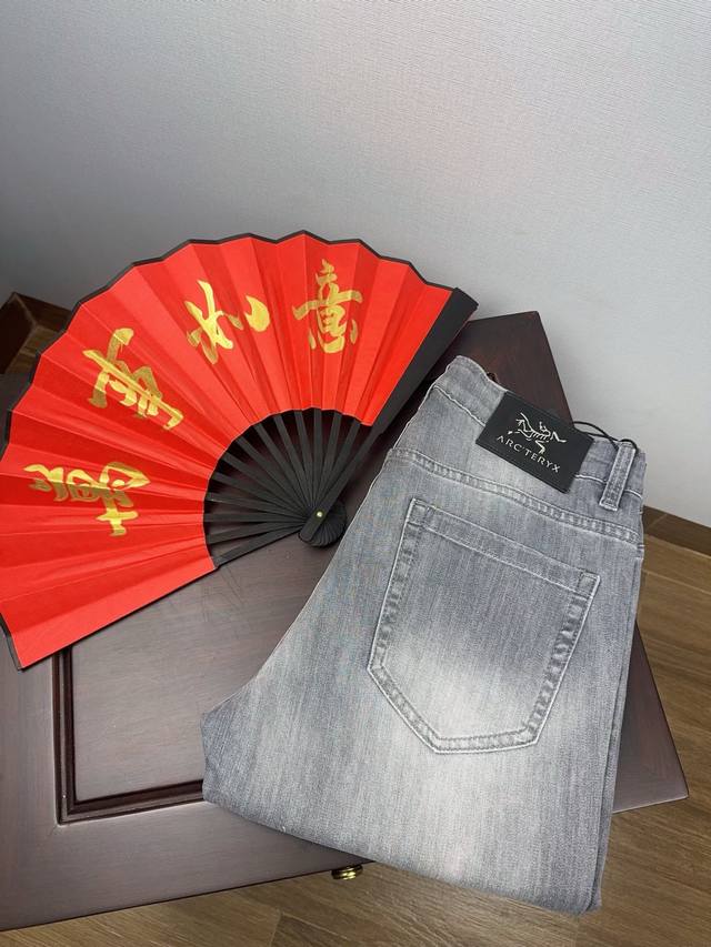 始祖鸟26Ss春夏薄款新品男士牛仔裤，男士小脚裤修身百搭款。弹力面料修身剪裁贴合腿形却不紧绷，久坐、活动都无束缚感。 后袋独特的缝线纹路搭配皮质腰牌，在细节处彰