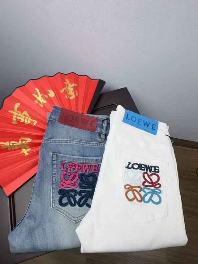 罗意威 Loewe26Ss春夏薄款新品男士牛仔裤，男士小脚裤修身百搭款。弹力面料修身剪裁贴合腿形却不紧绷，久坐、活动都无束缚感。 后袋独特的缝线纹路搭配皮质腰牌